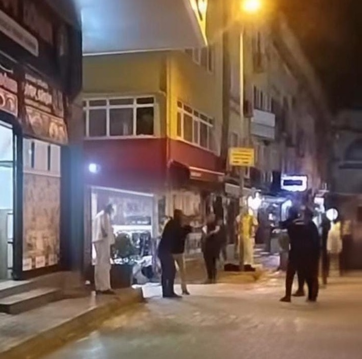 Bursa’da Bıçaklı Saldırgan Bacağından Vurularak Etkisiz Hale Getirildi
