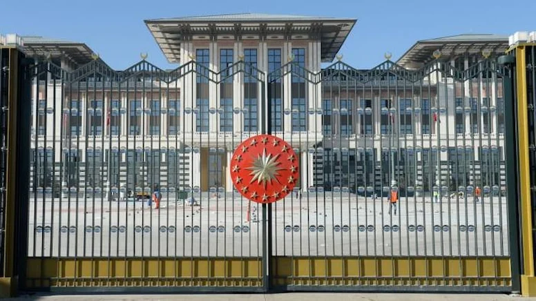 Saray danışmanı sandığı işaret etti
